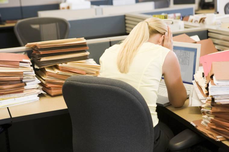 Stressz, kiégés, túlterheltség – az EU szigorítana a munkahelyi szabályokon