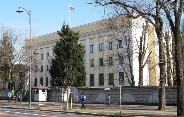 Bedrogozott férfi próbált meg autójával nekihajtani az orosz nagykövetség kapujának