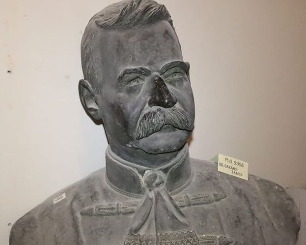 A román hatóságok tüntették el, most ők követelik vissza: csak eredeti talapzatán állhat a Darányi-szobor köztéren