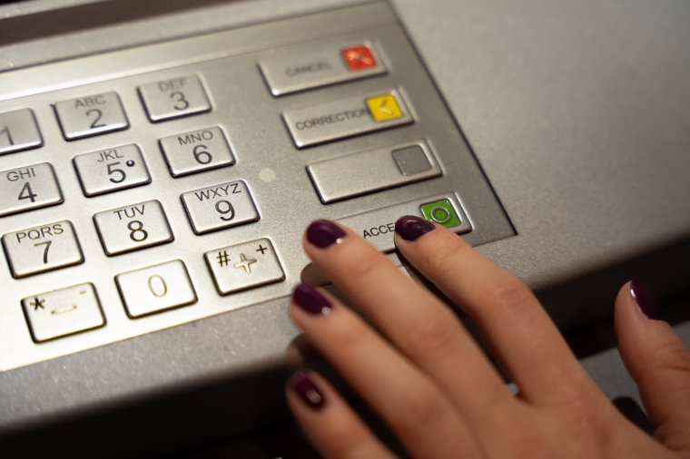 Időben jelezte a csalást, a bank mégsem zárolta a számláját: kártérítés lett a vége