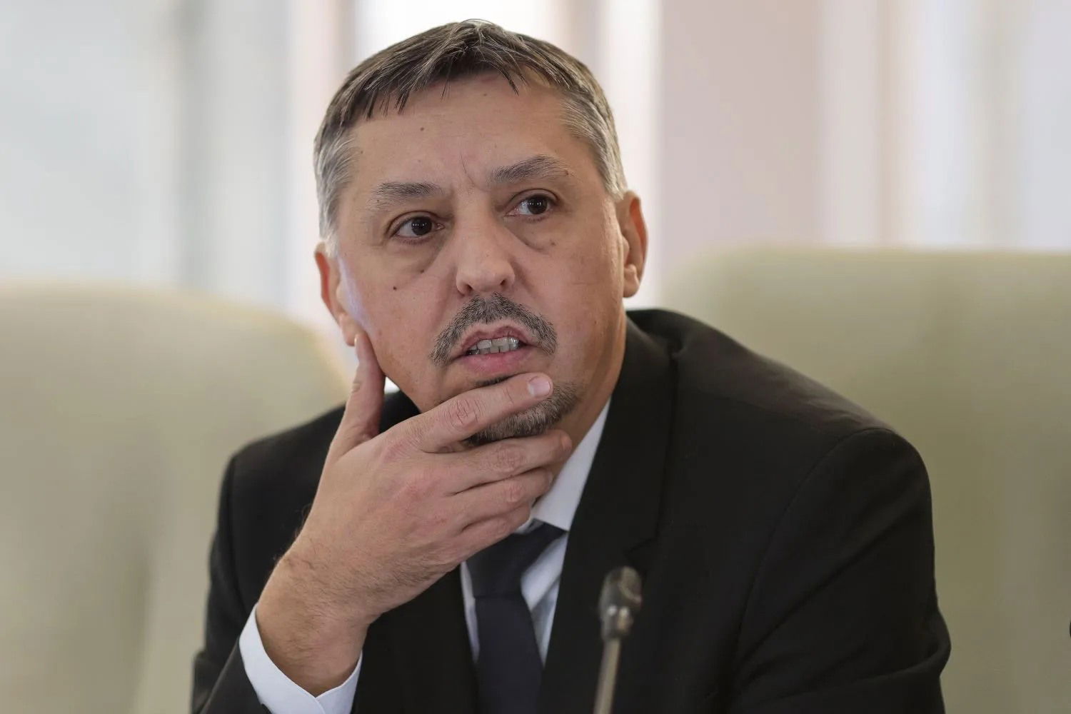 Aláírta Daniel David ügyvivő oktatási miniszter az új középiskolai kerettanterveket jóváhagyó rendeletet