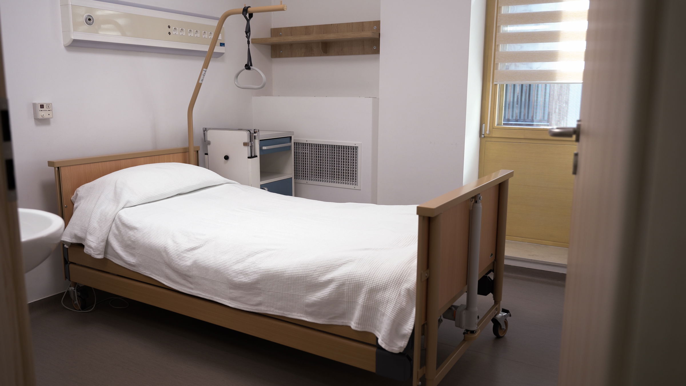 Pánikgombokat kell felszerelni az állami és magánkórházakban is