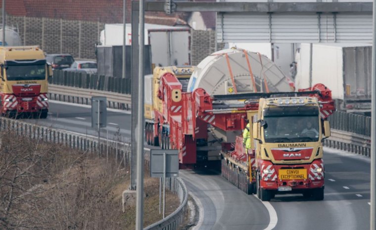 Túlméretes szállítmányok lassítják a forgalmat az ország több közútján