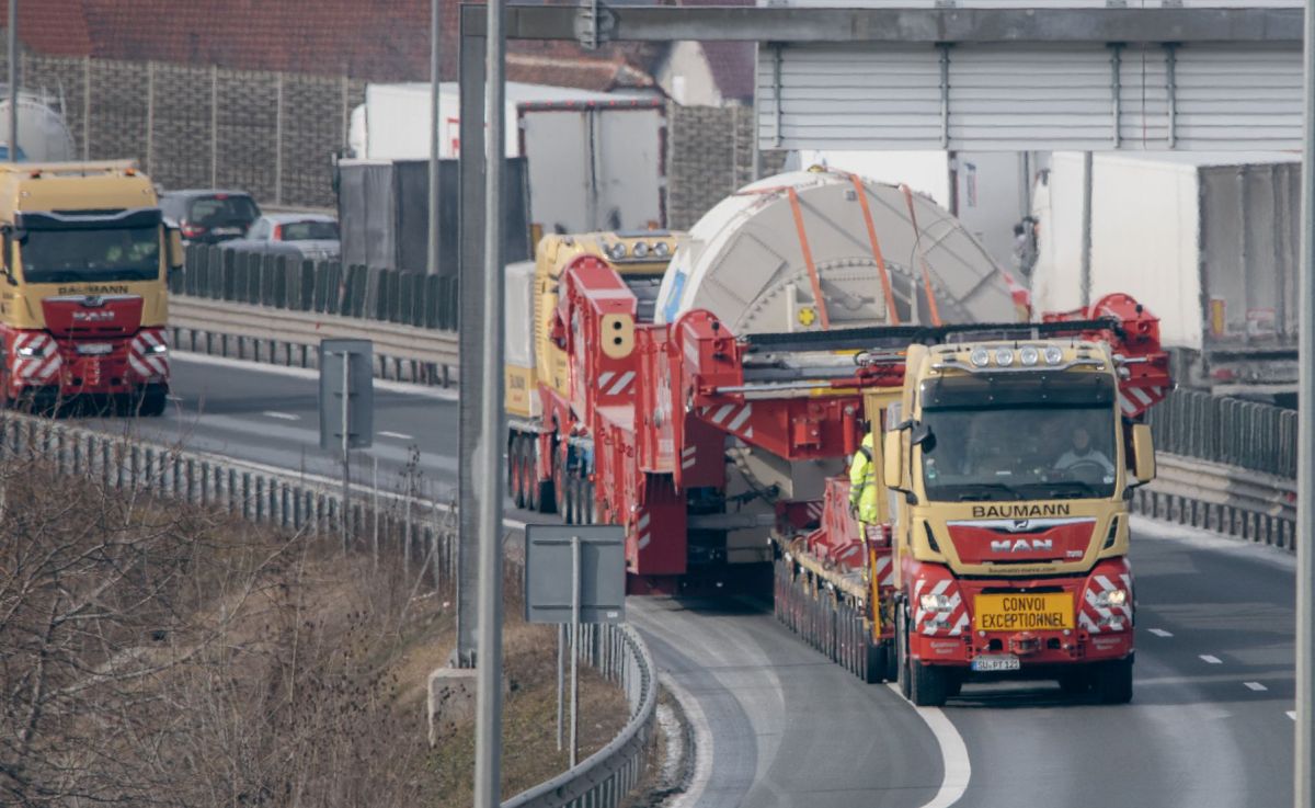 Túlméretes szállítmányok lassítják a forgalmat az ország több közútján