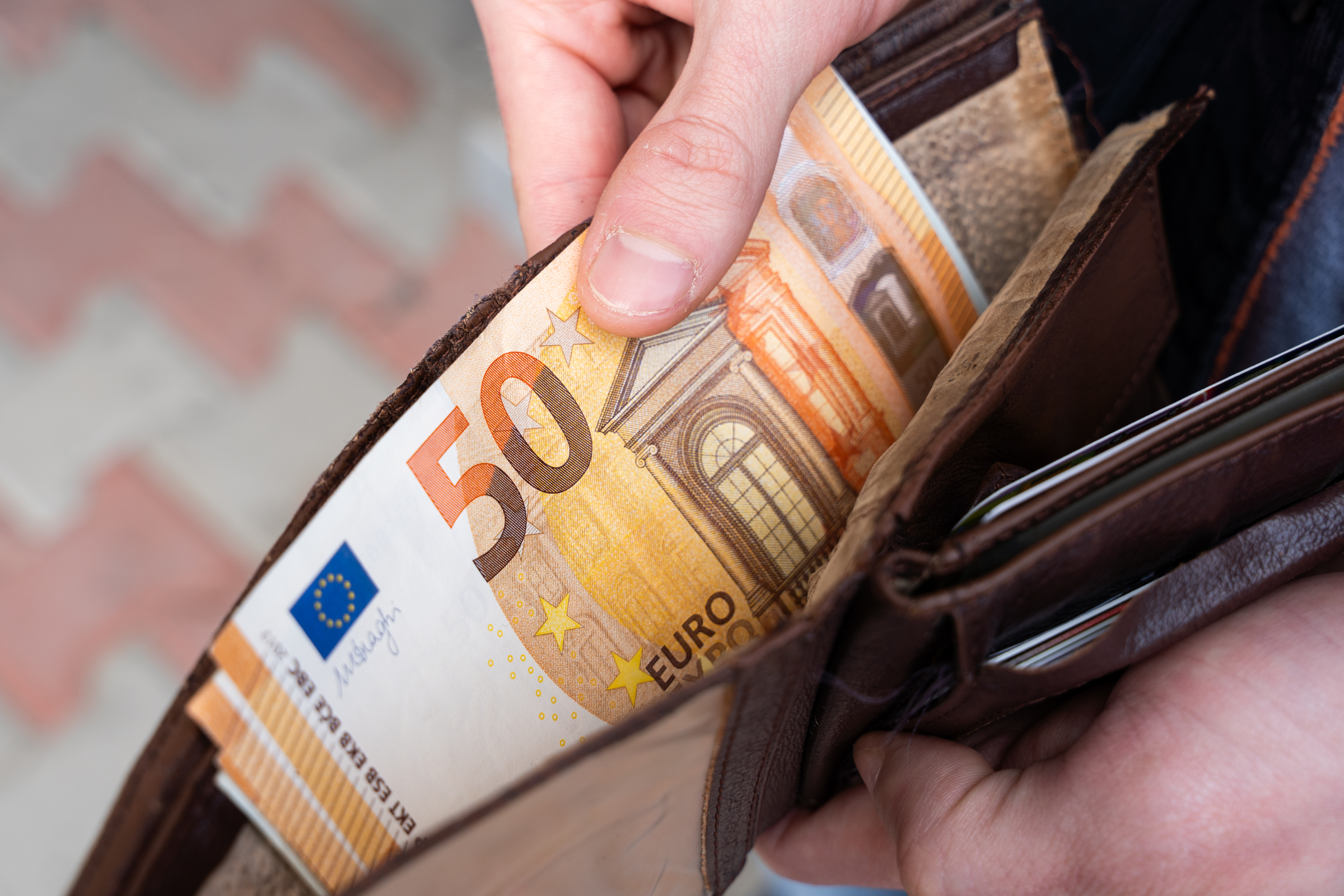 Gyengülő lej, dráguló euró: nem túl biztatóak a gazdasági kilátások