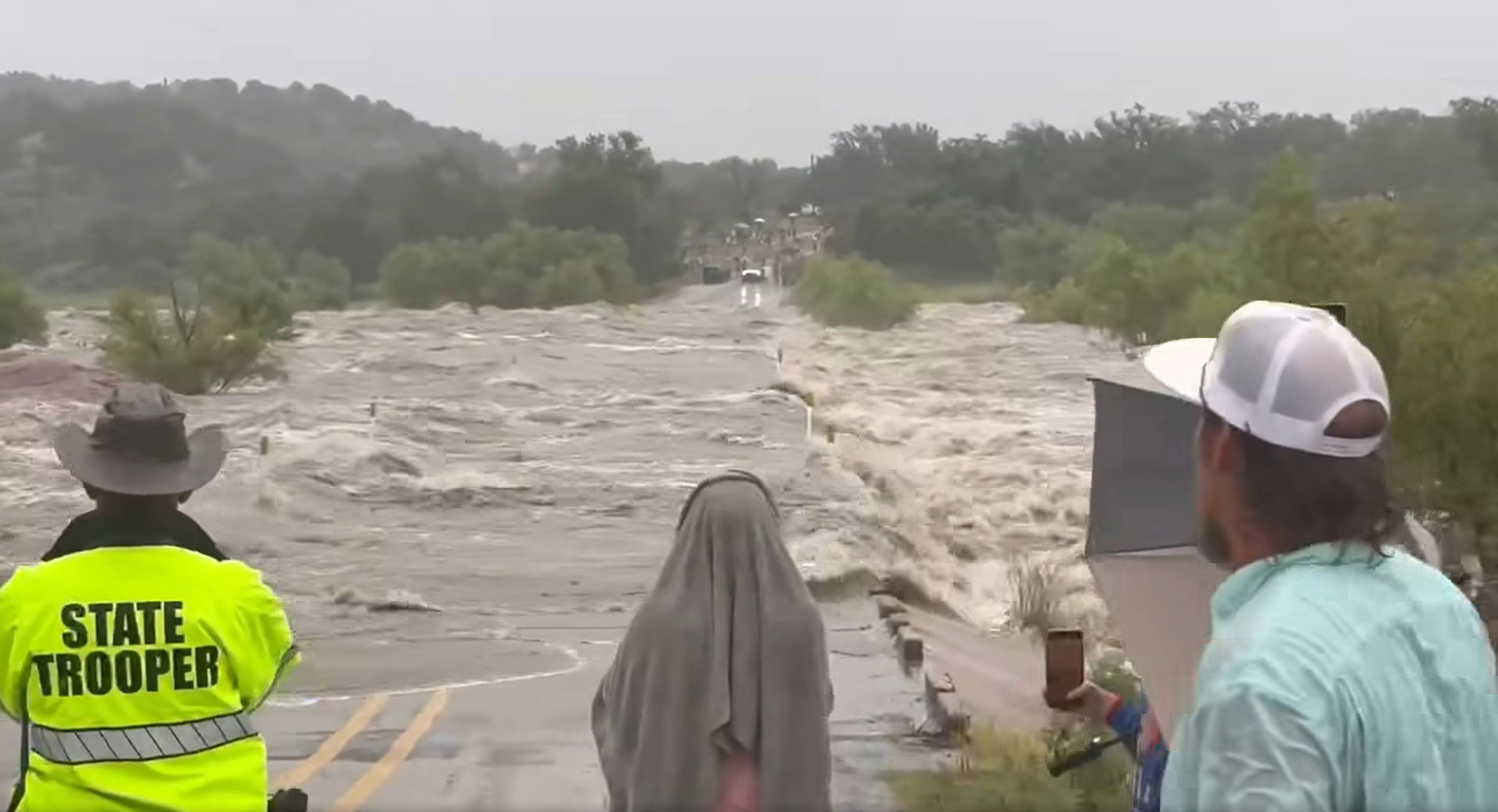 A heves esőzések miatt leállították az áldozatok utáni kutatást Texasban