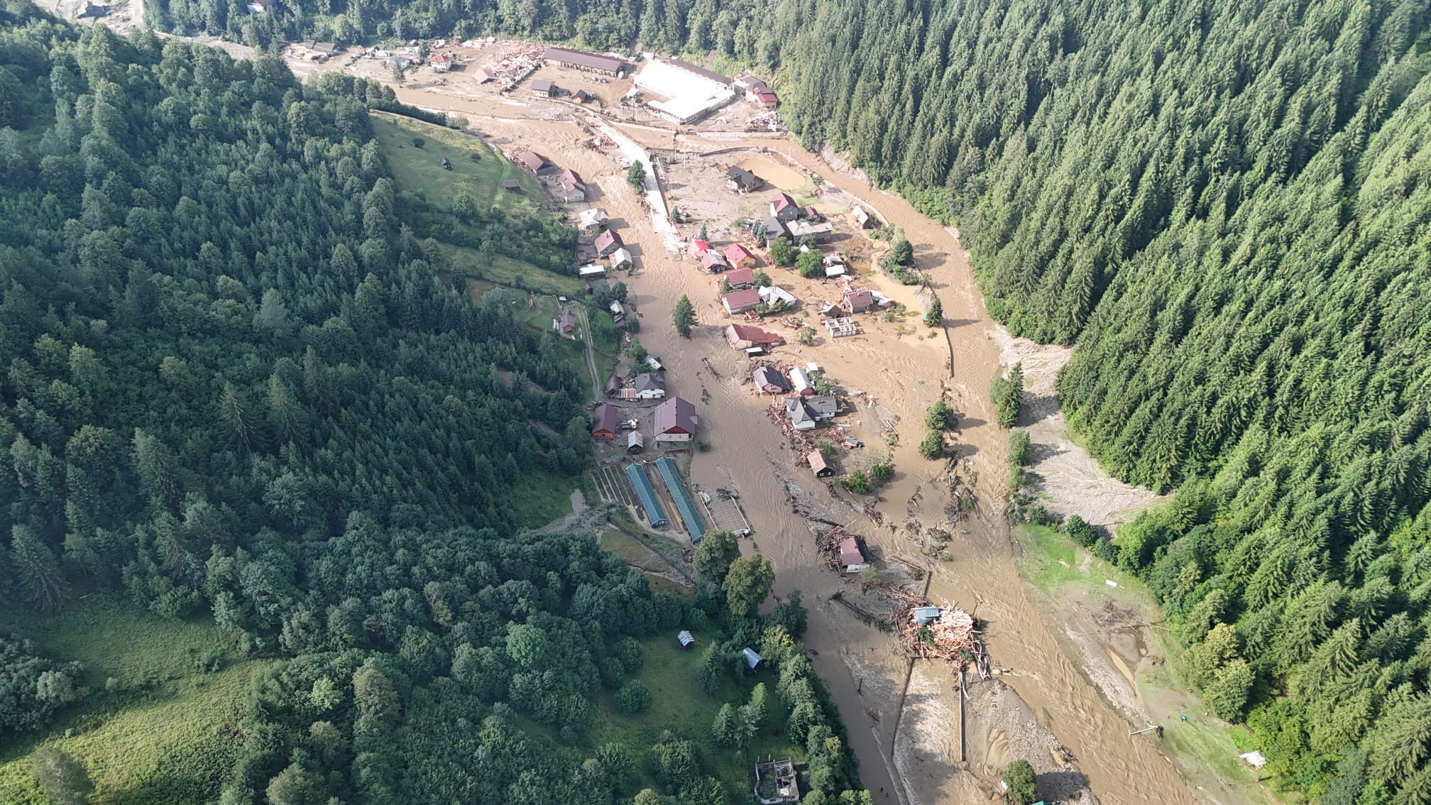 Bihar megyei tűzoltók is segítik a Suceava megyei villámárvíz utáni kárelhárítási munkát