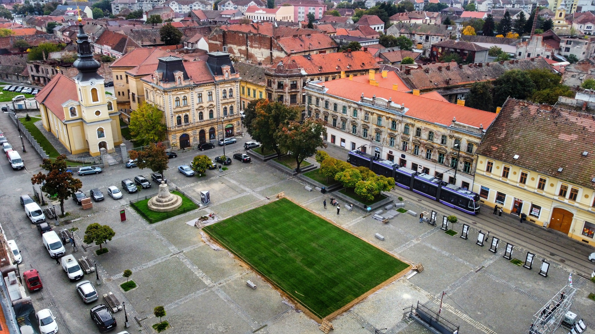 Rejtélyes szikladarabok jelentek meg a bánsági nagyváros utcáin, borsos összegű bírság lett a vége