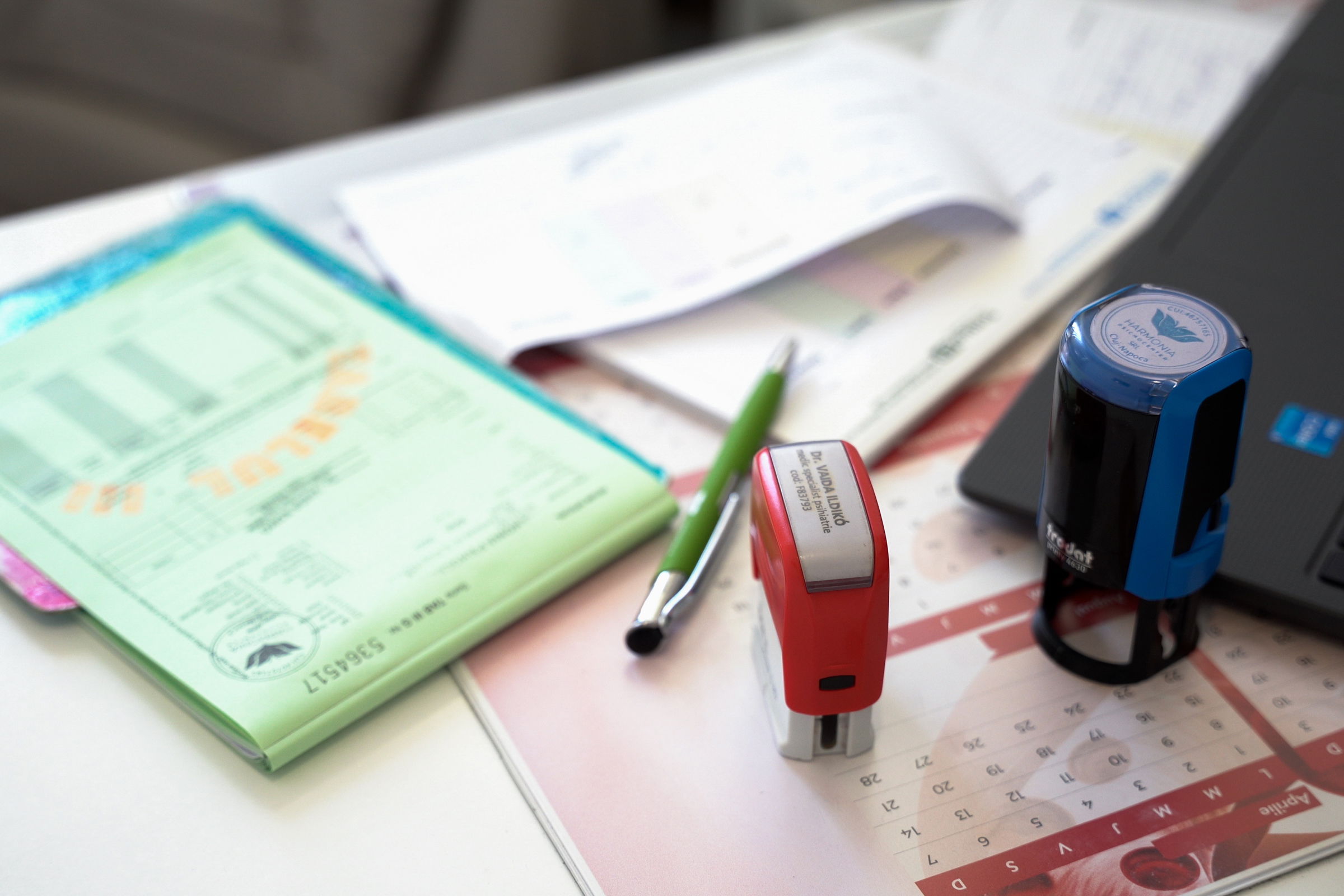 Kivitelezhetetlen tiltás vagy rendszerszintű reform? – Orvosok a fiatal medikusok kivándorlásáról