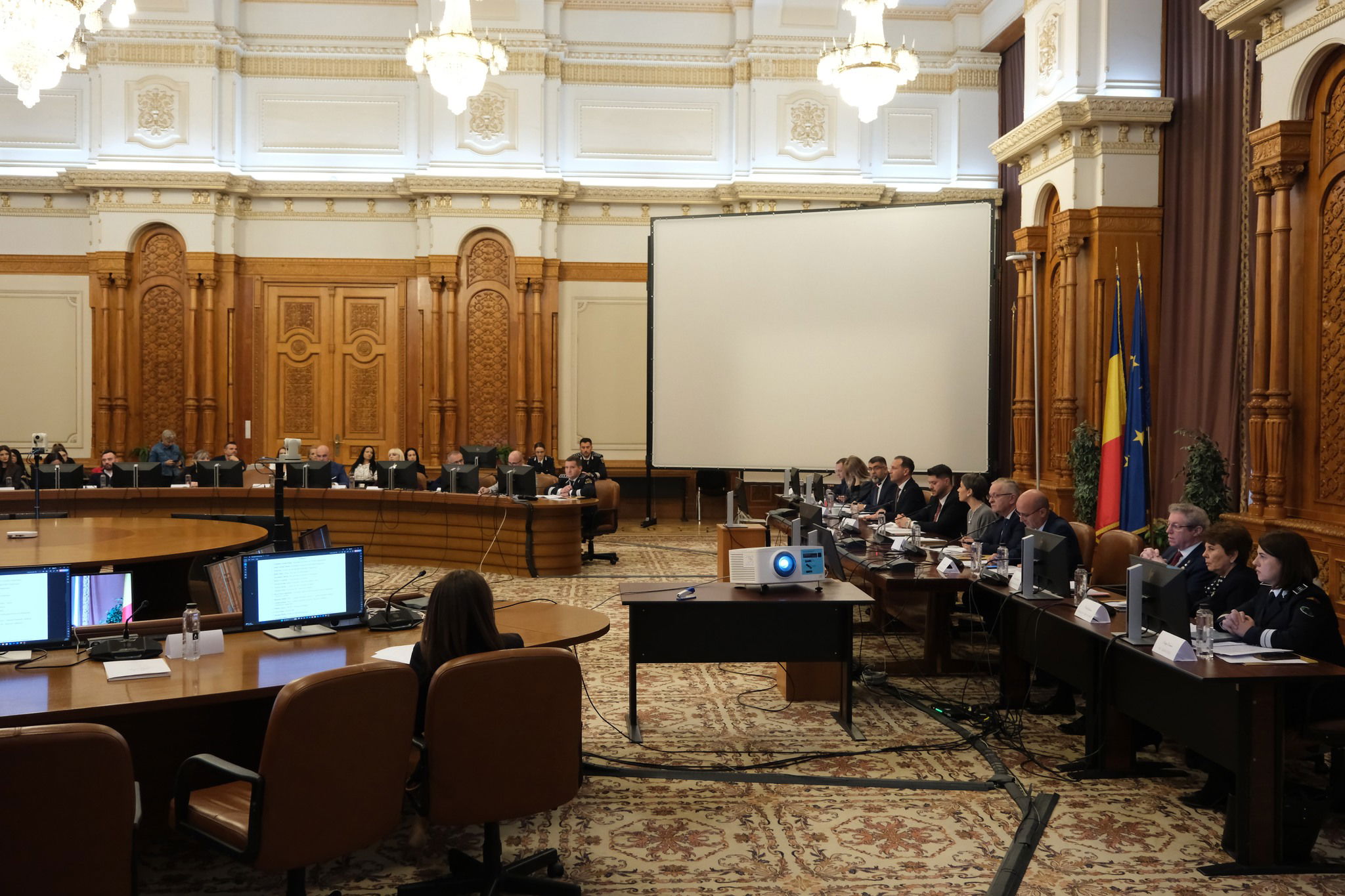 Megint balhézik az AUR, kivonultak a parlament üléséről