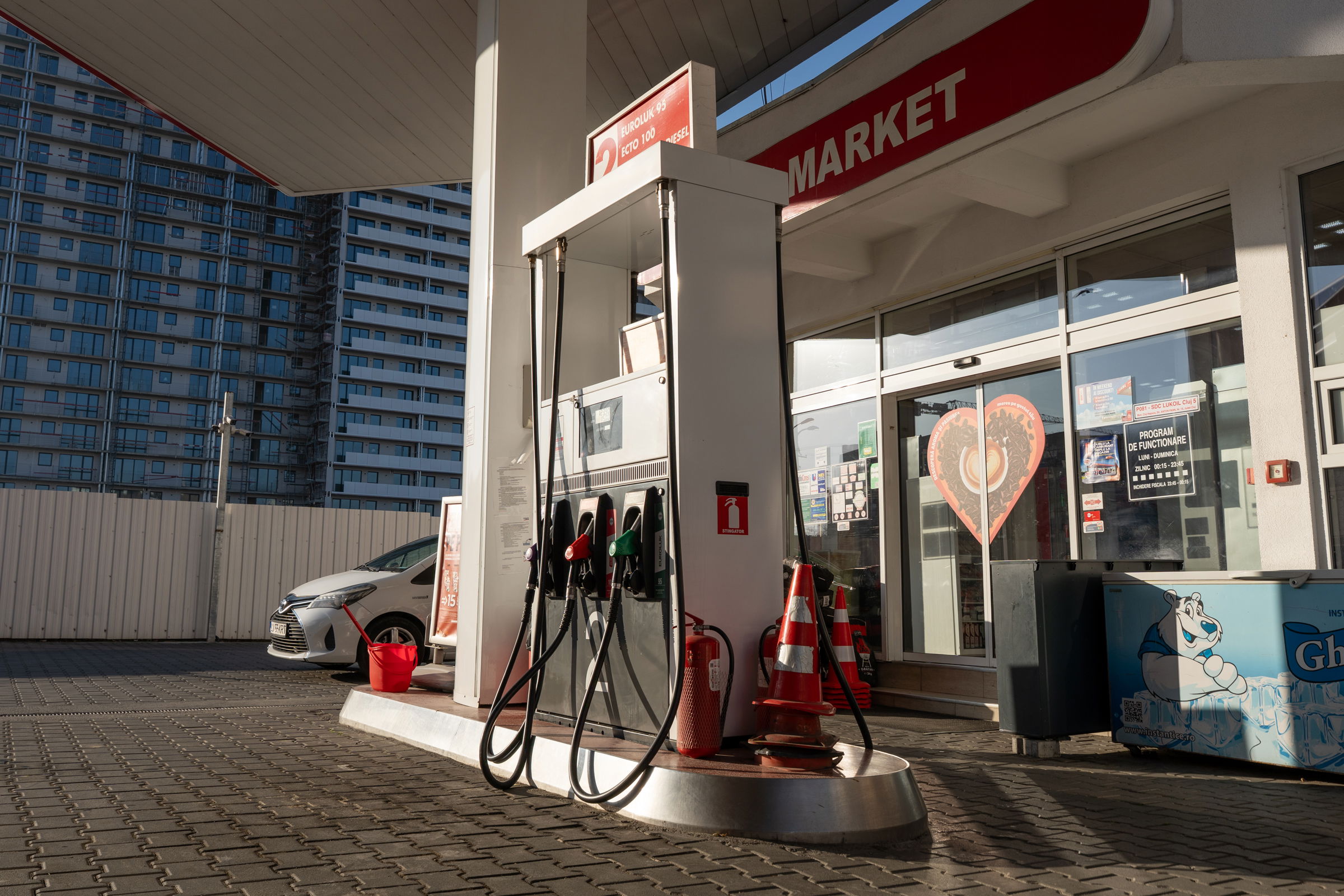 Komoly áremelkedés jöhet: szakértők szerint akár 4,5 lejjel is nőhet az üzemanyag ára Romániában