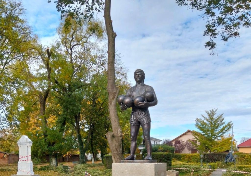 Szoborállítással tiszteleg szülőfaluja Helmut Duckadam emléke előtt, halálának első évfordulóján