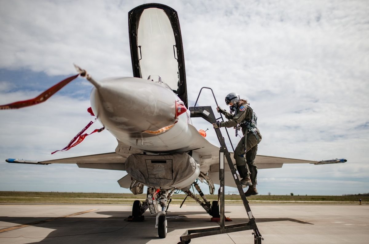 A román védelmi tárca megkötötte az F-16-osok beszerzésére vonatkozó szerződést a holland kormánnyal