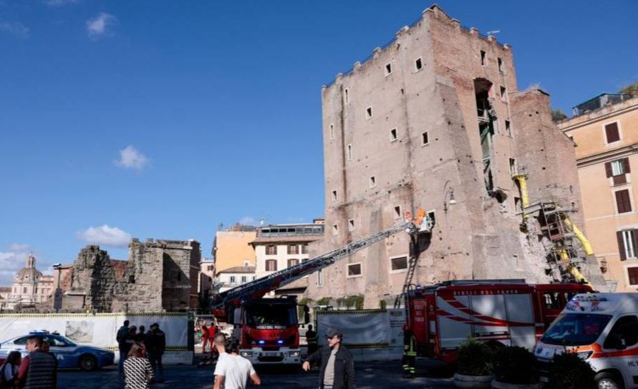 FRISSÍTVE │Életét vesztette a Rómában összeomlott torony romjai alatt rekedt román munkás│Videó