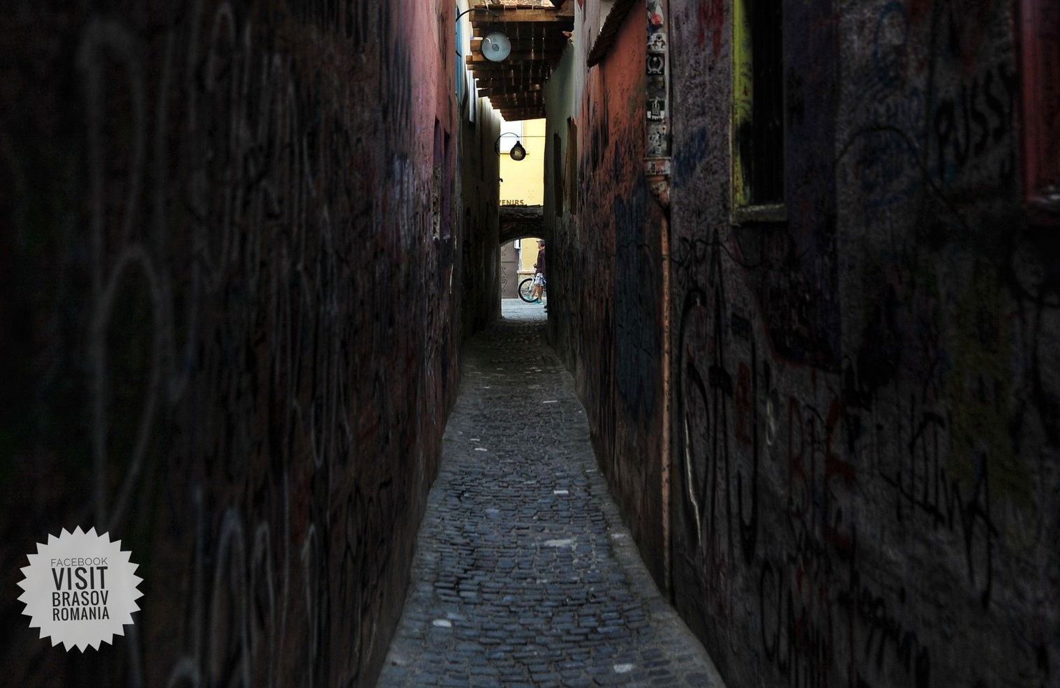 Veszélyessé vált a Zsinór utca, lezárják Brassó népszerű turistalátványosságát