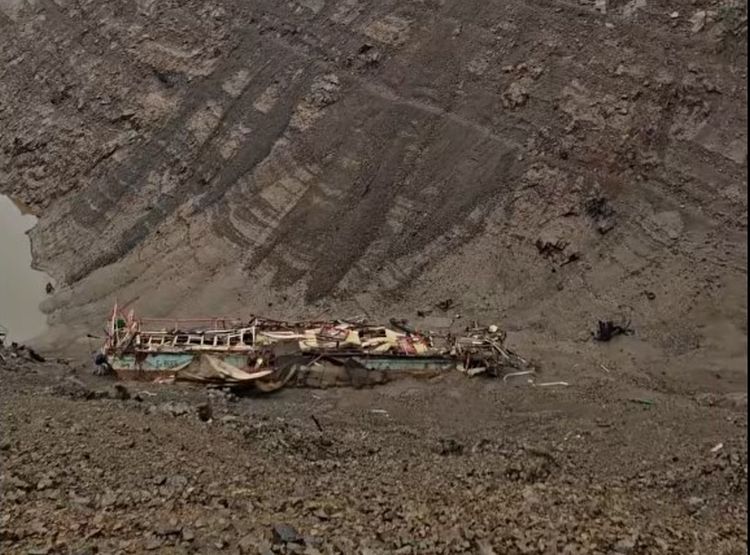 Huszonöt éve eltűnt turistahajó roncsa került elő a Vidraru-tóból