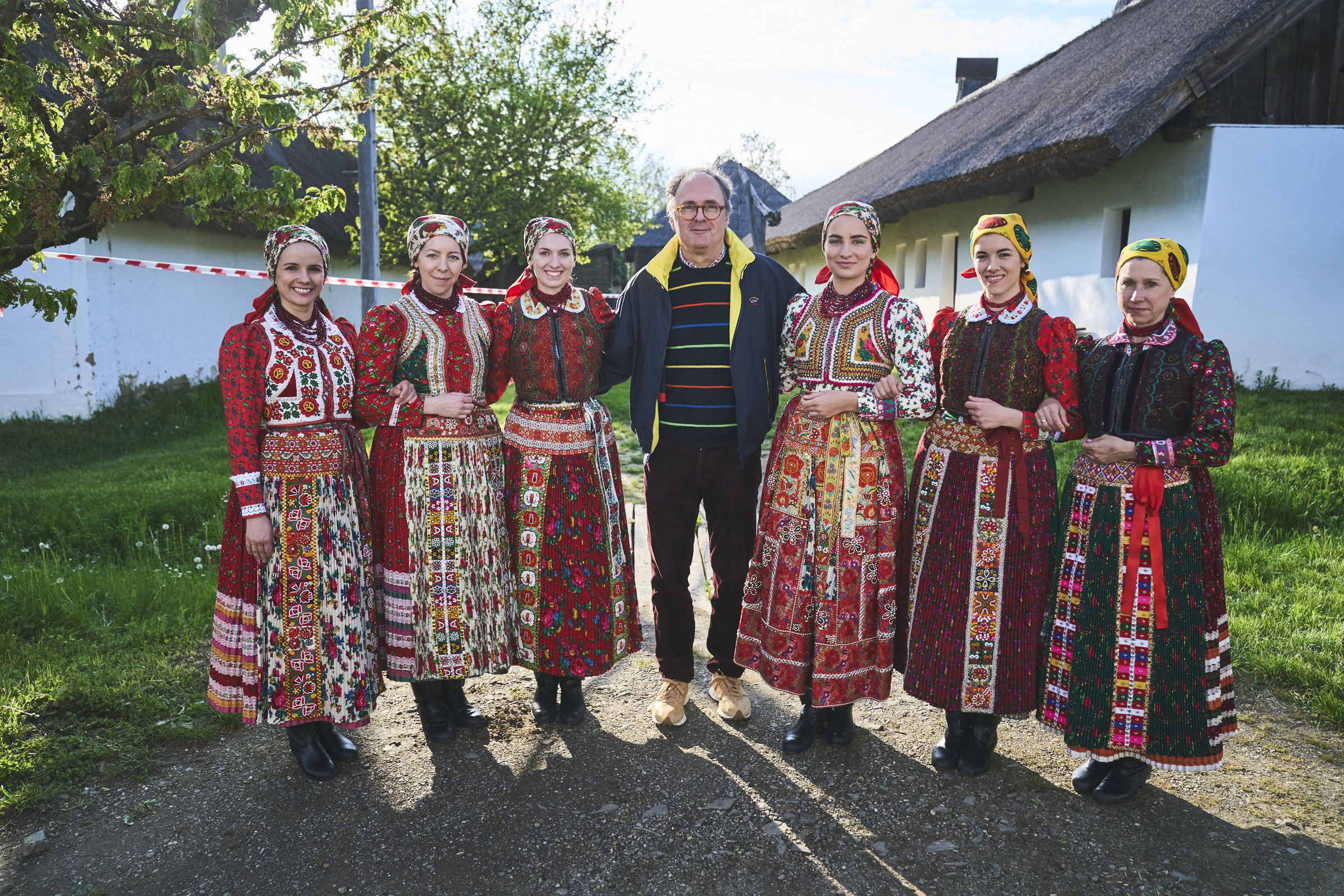 „Nagy az adósságunk az Erdélyről szóló filmek terén”. Káel Csaba rendező Kalotaszegről, a Magyar menyegzőről (INTERJÚ)