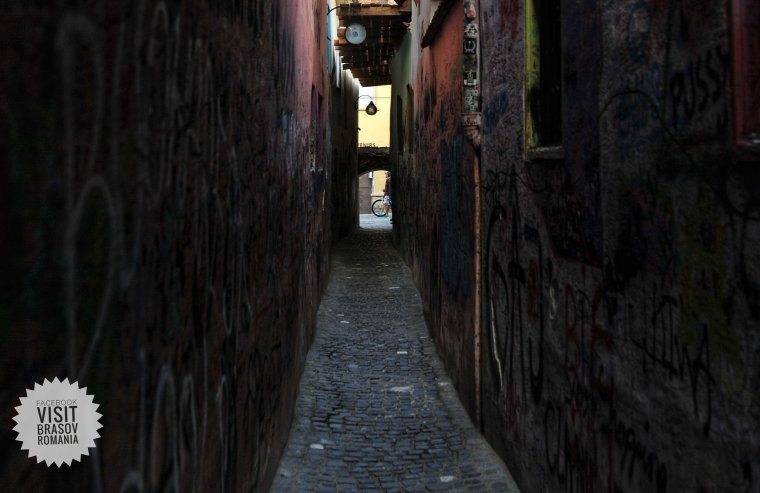 Veszélyessé vált a Zsinór utca, lezárják Brassó népszerű turistalátványosságát