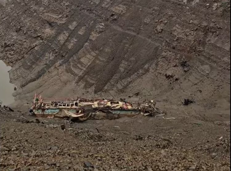 Huszonöt éve eltűnt turistahajó roncsa került elő a Vidraru-tóból