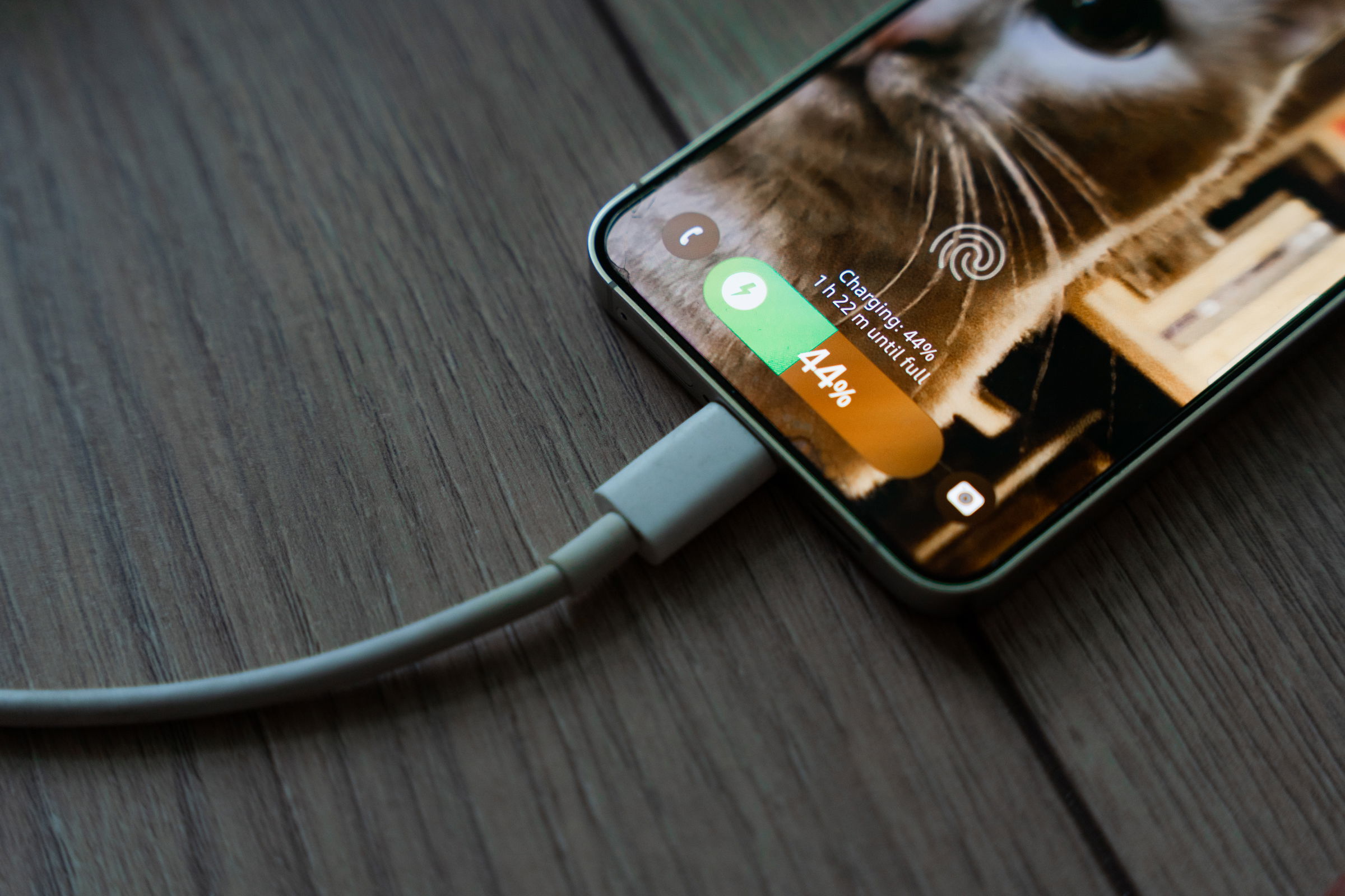 Kiderült, mely telefontársaságokkal a legelégedetlenebbek a romániai előfizetők