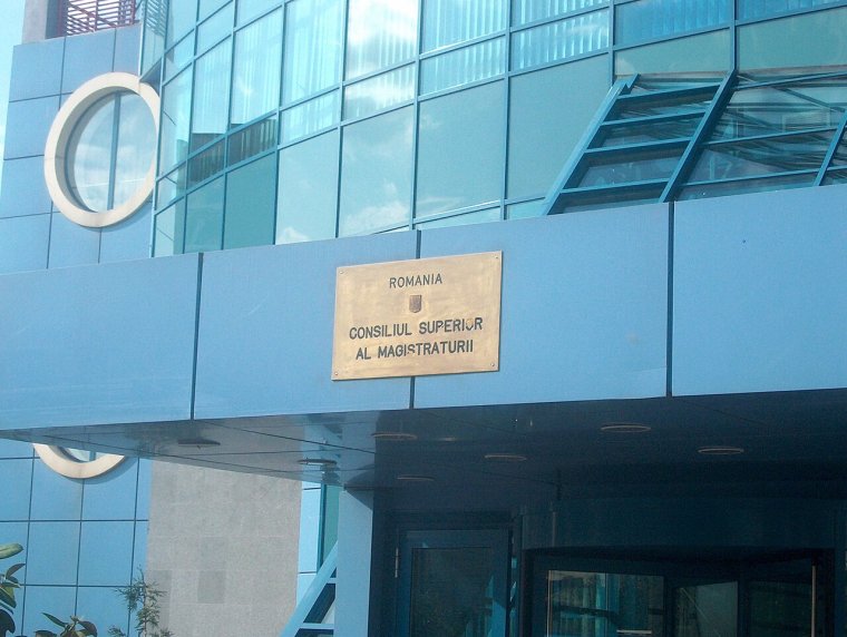 A legfelsőbb bíróság még mindig perelni akarja a kormányt