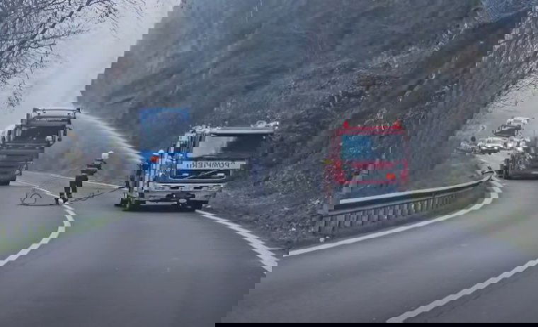 Lezárták a forgalmat Călimănești nagyszebeni kijáratánál egy robbanásveszélyes tartálykocsi miatt