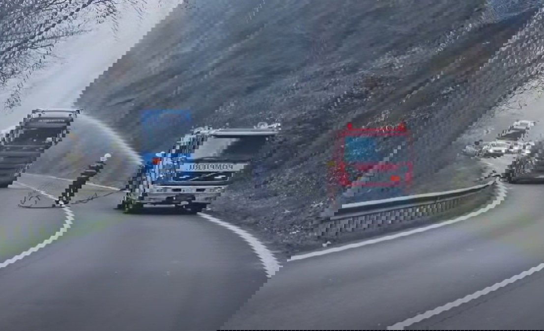 Lezárták a forgalmat Călimănești nagyszebeni kijáratánál egy robbanásveszélyes tartálykocsi miatt