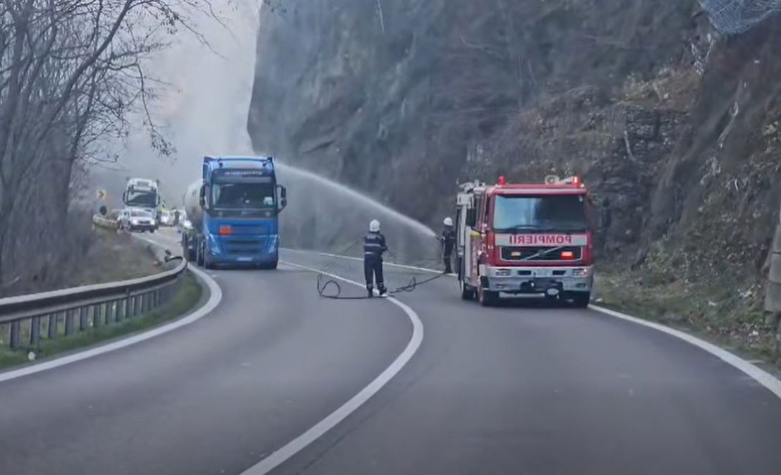 Lezárták a forgalmat Călimănești nagyszebeni kijáratánál egy robbanásveszélyes tartálykocsi miatt