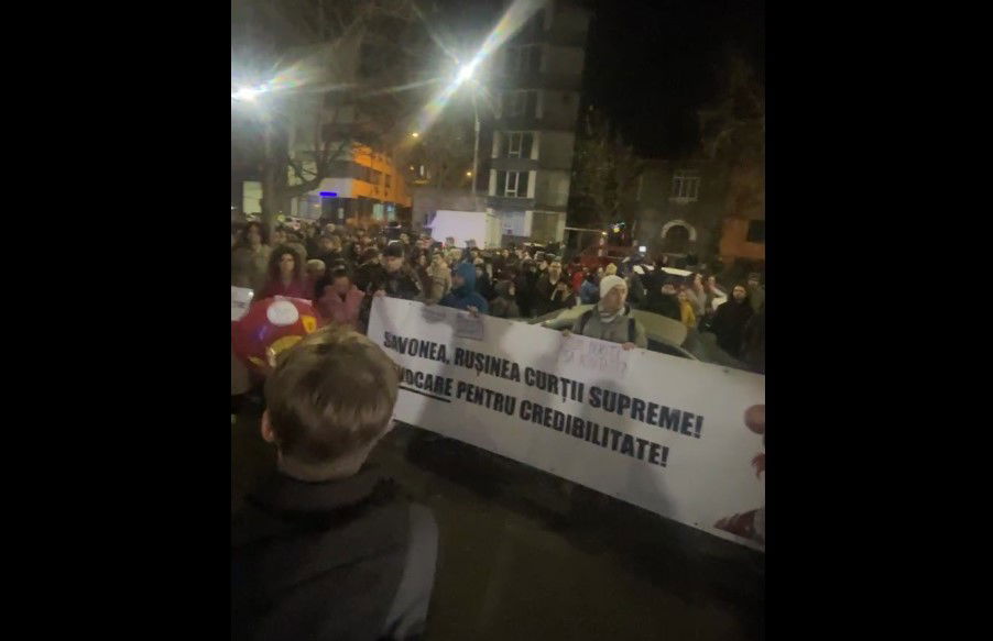 Több mint ezren tüntettek csütörtök este Bukarestben