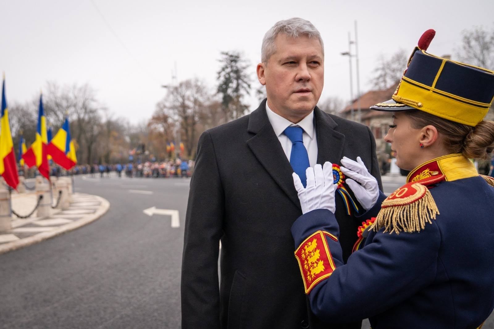 Itthon a lemondását követelik, Amerikában kitüntetik a román minisztert