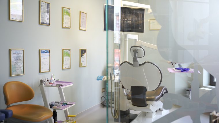 FRISSÍTVE | A fővárosi fogorvosi kamara fegyelmi kivizsgálást indított a fogászaton meghalt 2 éves kislány ügyében