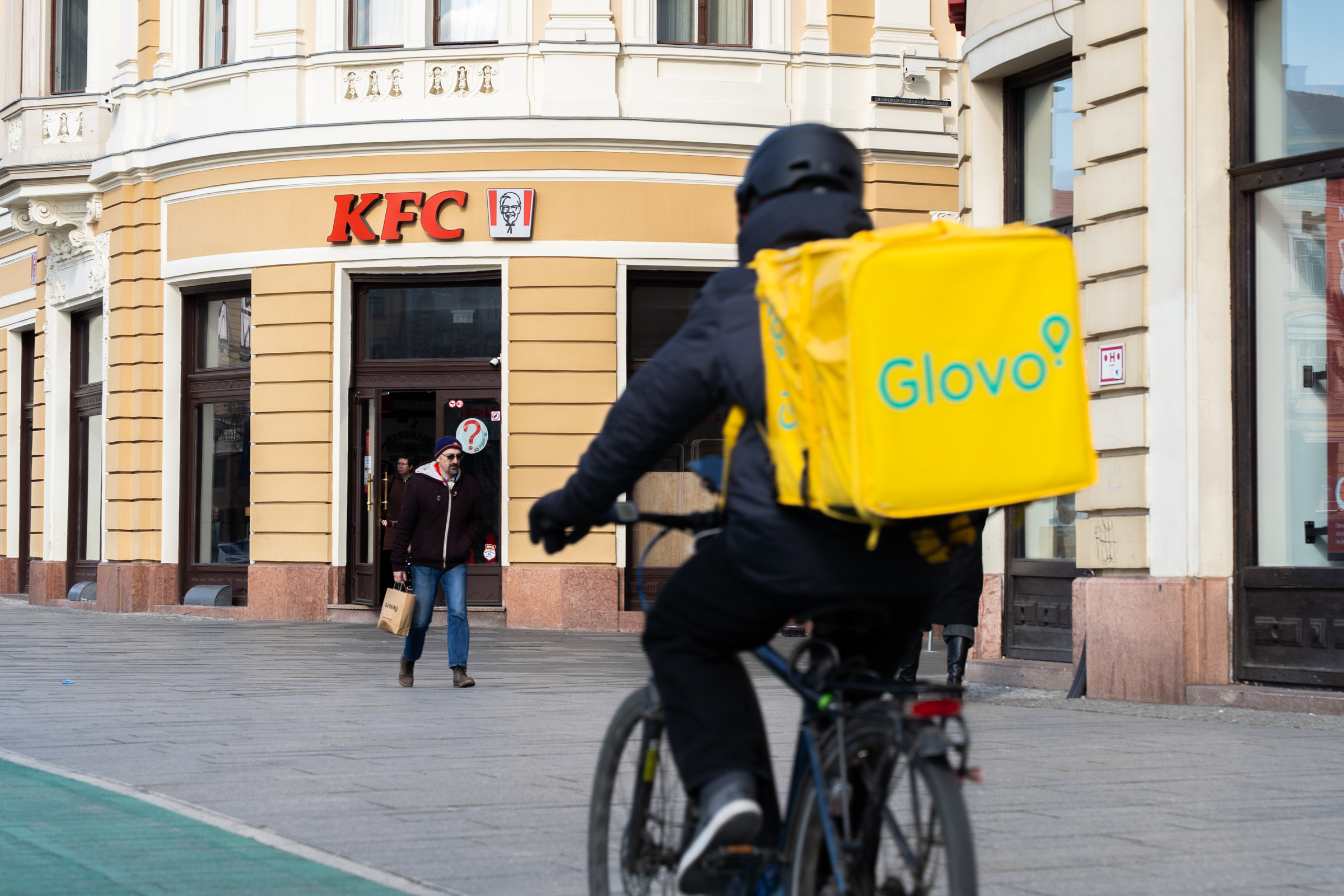 Külön foglalkozási kategóriává válhat az ételfutár Romániában