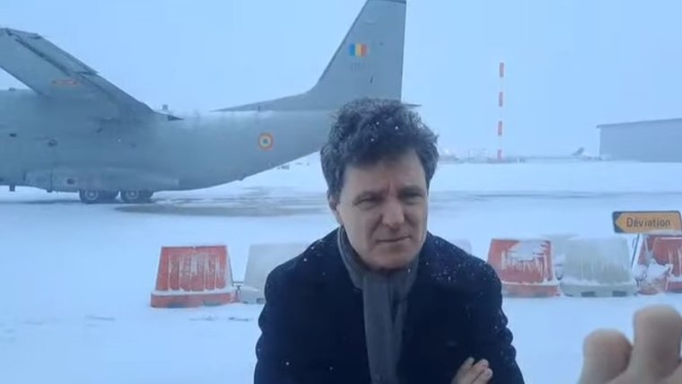 Nicușor Dan államfő és a román delegáció szerda este, egynapos késéssel ért vissza Párizsból Bukarestbe