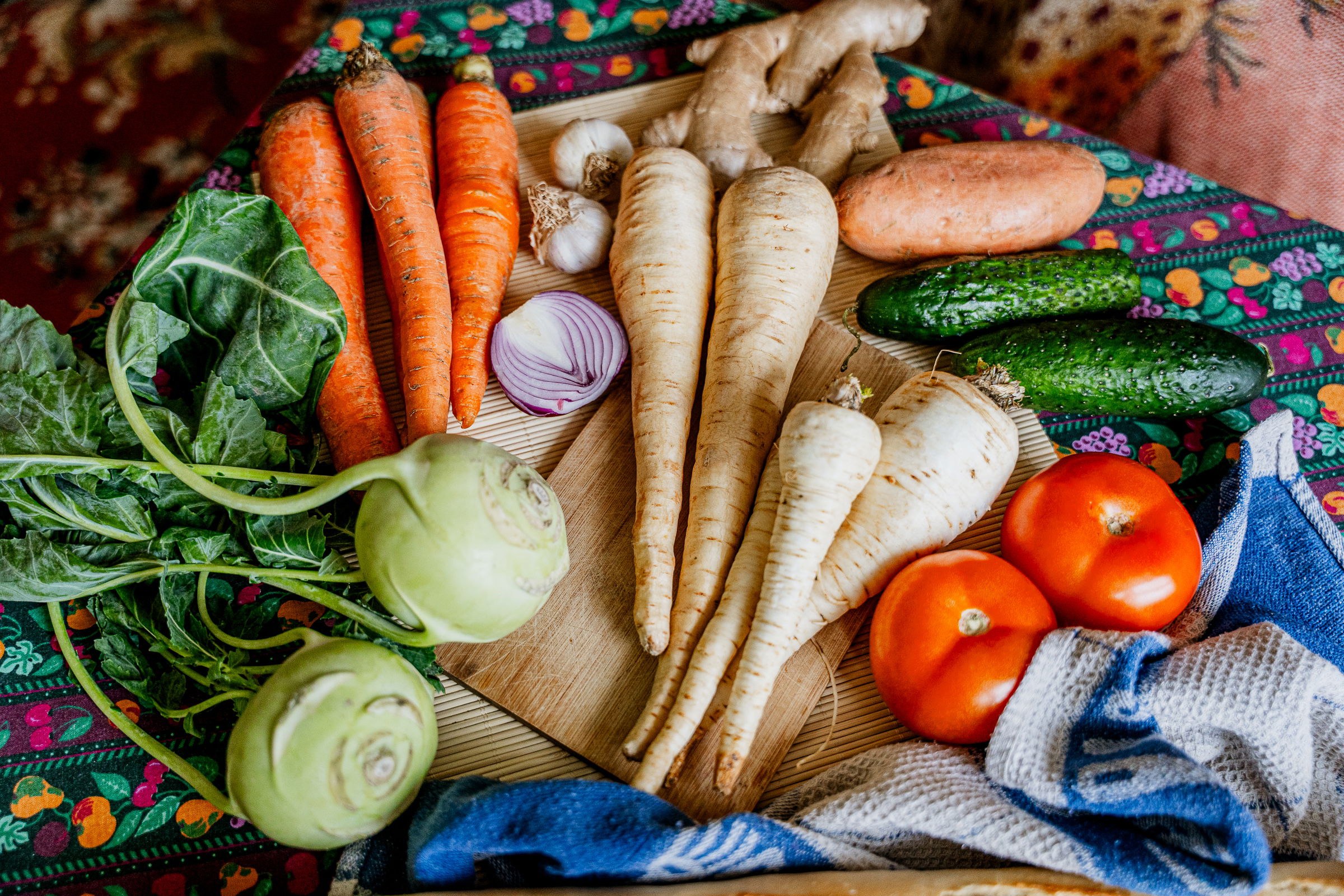 Rokonok, de különböznek: a fűszeres ízű petrezselyemgyökér és az édeskés paszternák