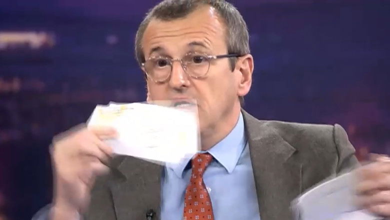 Élő adásban tépte szét a doktori diplomáját egy volt elnöki tanácsadó a doktori címért járó pótlék csökkentése miatt