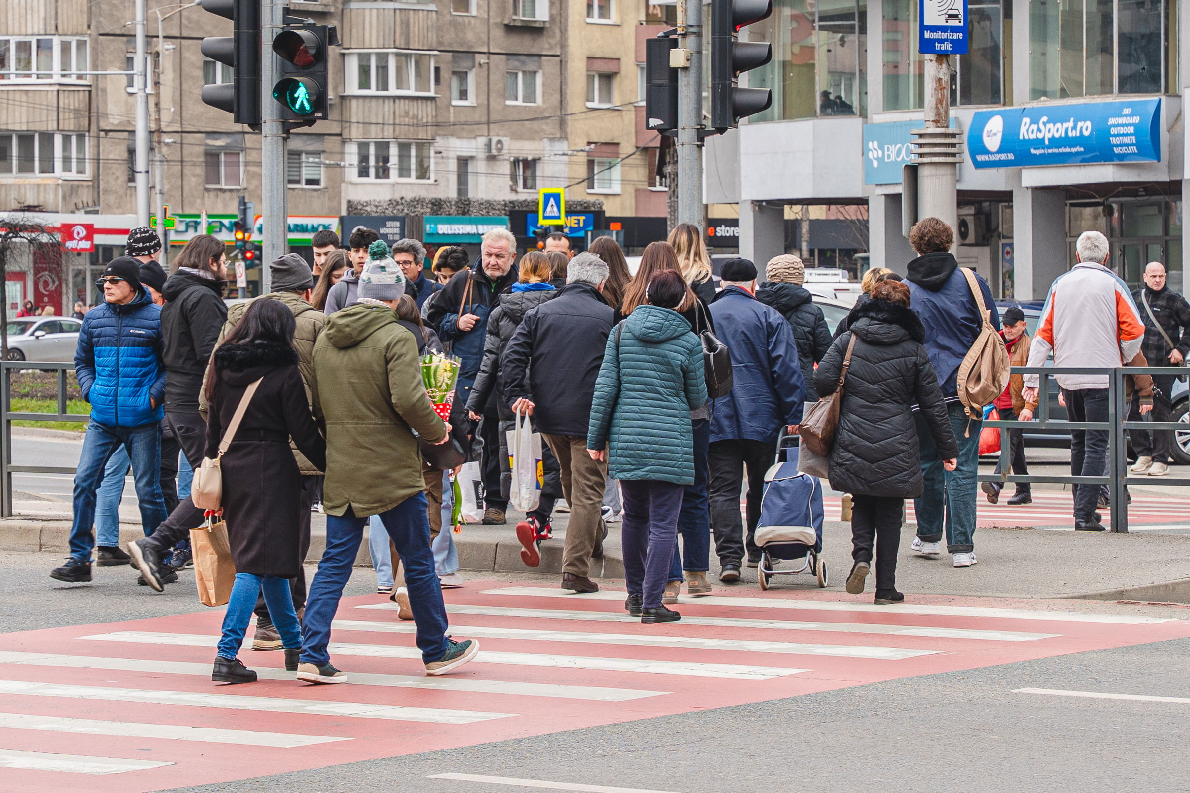 A lakosság fele szerint Romániának egyensúlyt kellene fenntartania az Egyesült Államok és az EU között