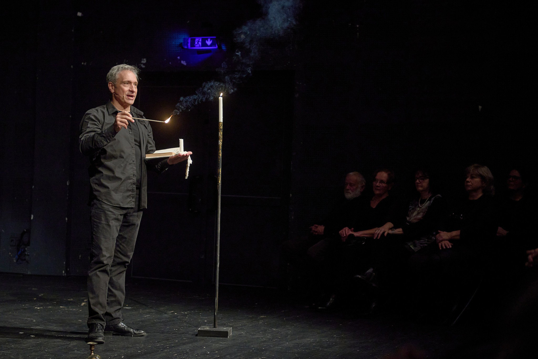 Ment-e a színház által a világ elébb? – Bogdán Zsolt színművész világnapi kérdésfelvetései