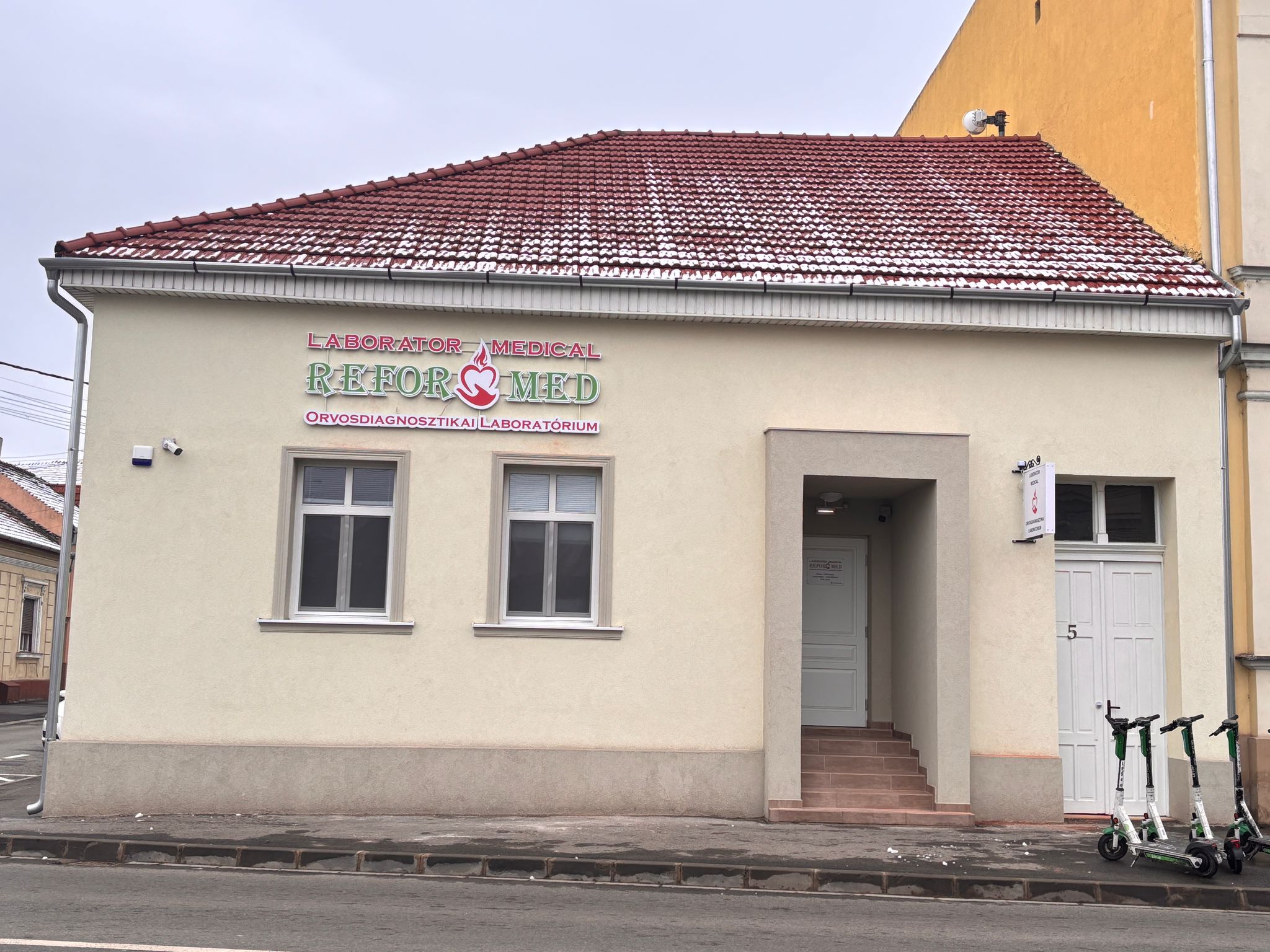 Szakorvosi rendelés is lesz a Nagyváradon magyar állami támogatással tető alá hozott „református laborban”