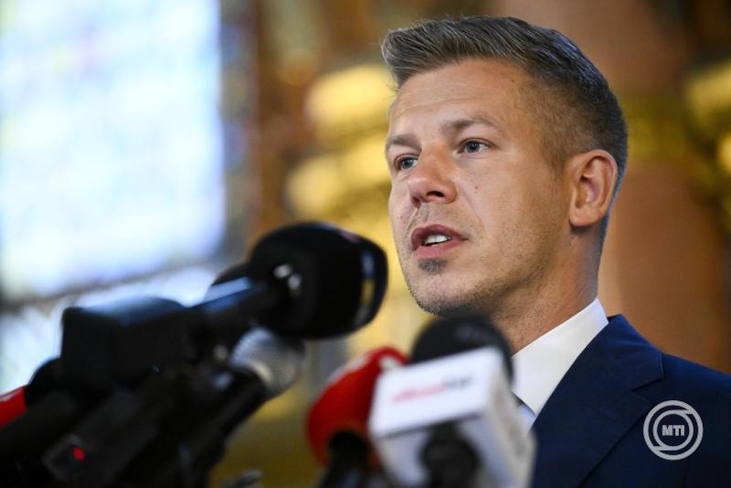 Magyar Péter videós tárlatvezetést tartott a Karmelitában, és soron kívüli tájékoztatást kért az ügyvezető miniszterektől
