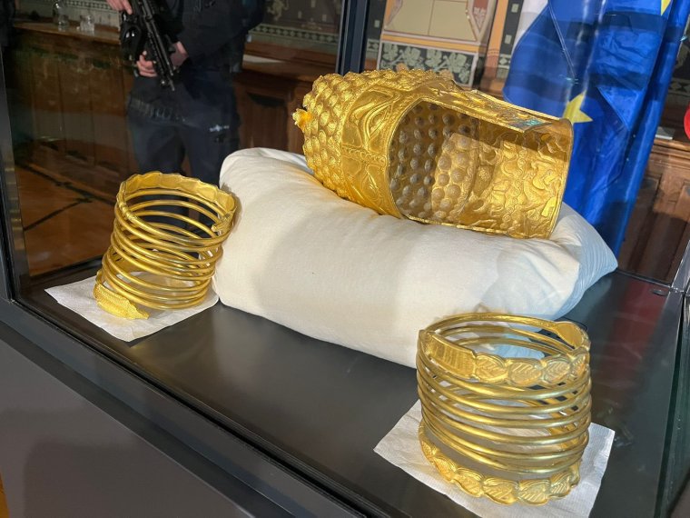 Romániába szállították a coțofenești-i aranysisakot és a dák arany karpereceket