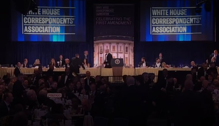 Lövések dördültek el a fehér házi tudósítók díszvacsoráján, Trumpot kimenekítették