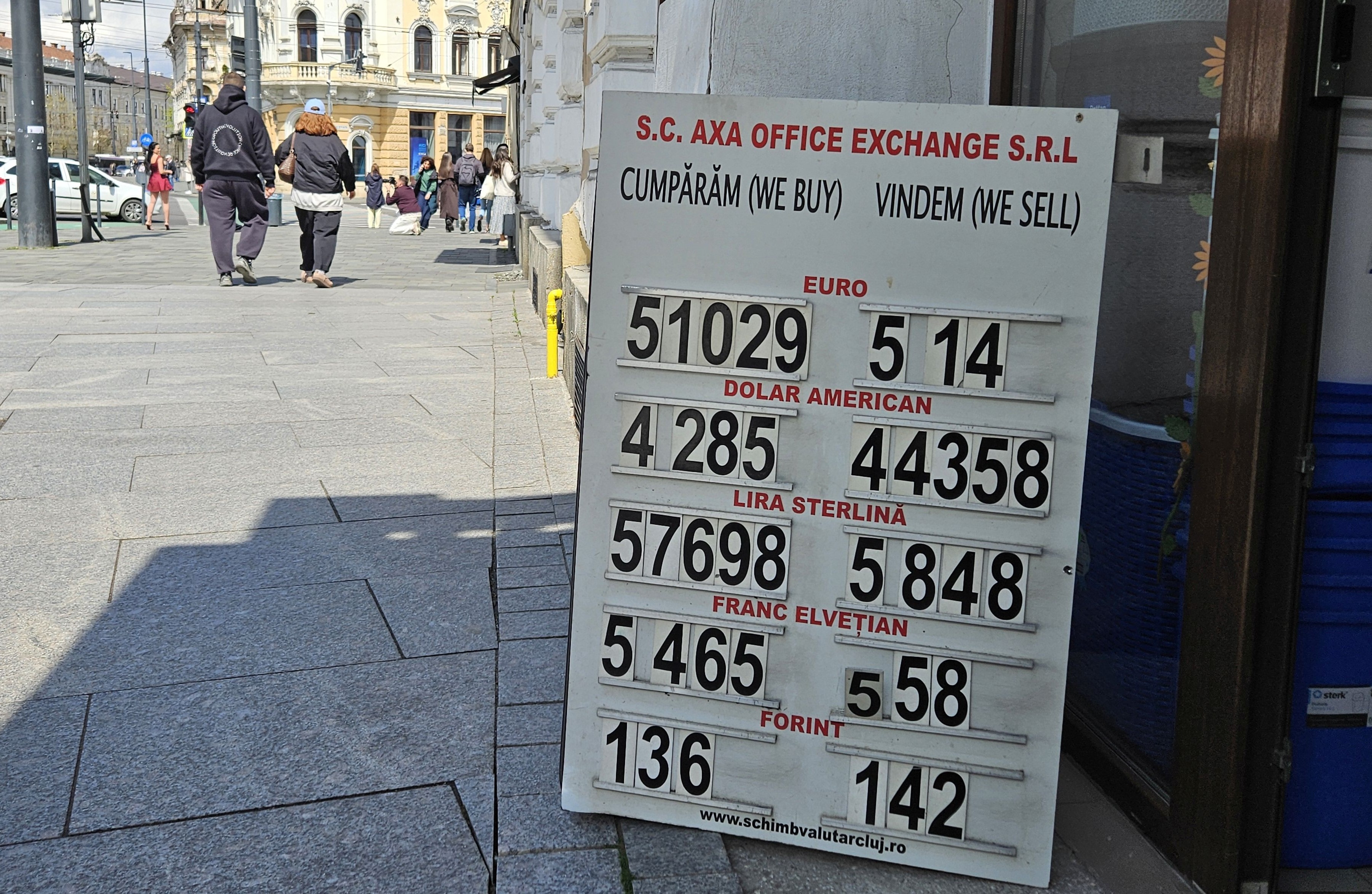 Lejtmenetben a lej a politikai válság miatt, újra 5,1 lej felett az euró árfolyama