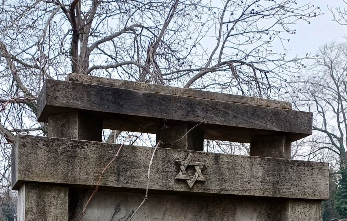 Izrael bukaresti nagykövetsége elítélte a szászrégeni zsidó temetőben történt sírgyalázást