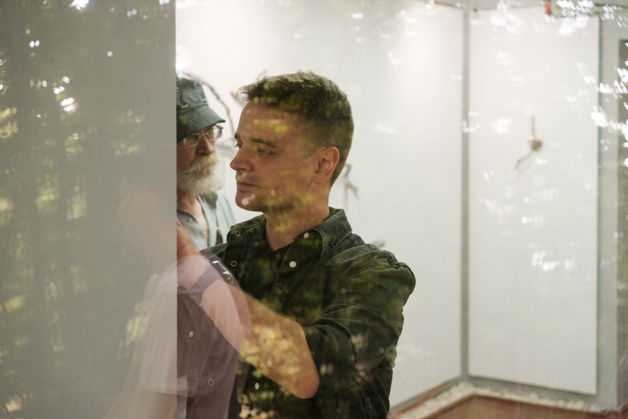 „A mázli nem talál meg a műteremben” – Bába István festészetről, túlélésről, kolozsvári galériákról