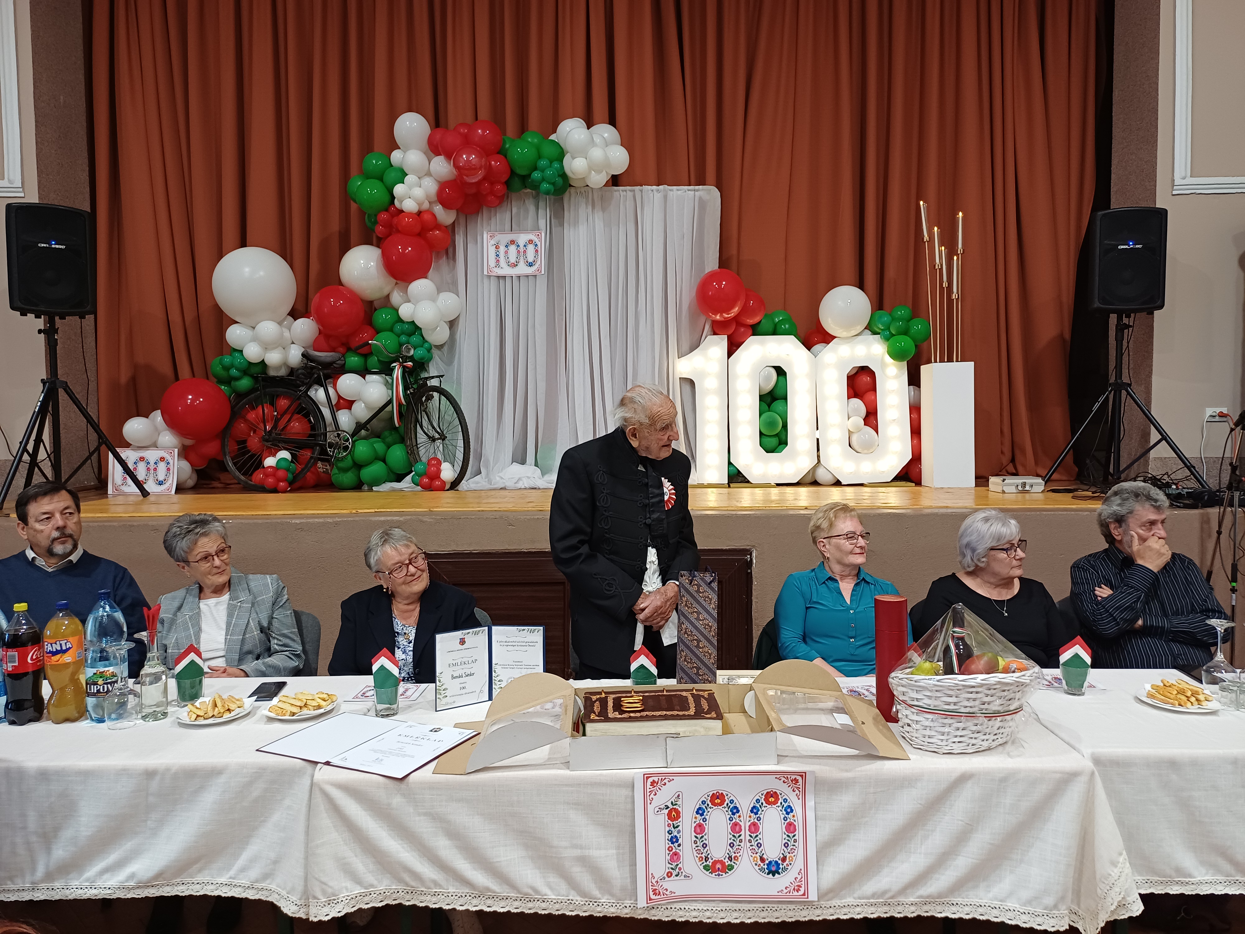 „Mindent ugyanúgy csinálnék, csak egy kicsit többet.” Százéves a kisiratosiak „Tanárbácsija”, Benedek Sándor