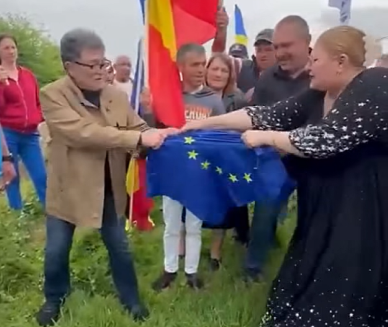 Európai uniós zászlót tépett szét Diana Șoșoacă
