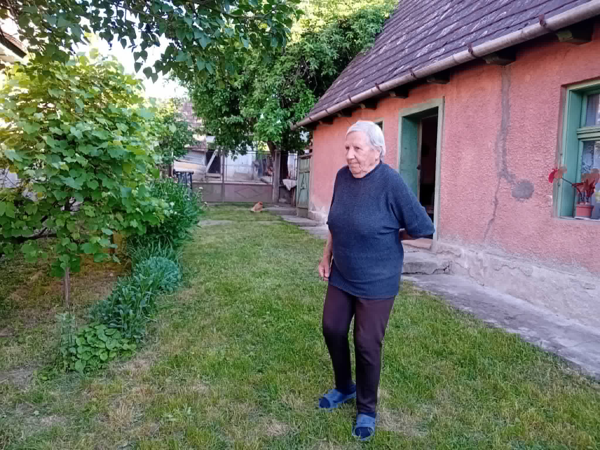 „Csak legyen egy kis egészségem” – Minimálnyugdíjból, egyedül vív csendes küzdelmet az ádámosi Kati néni