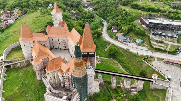 Vajdahunyad vára: meglepő tárgyak kerültek elő a restaurálás alatt álló kútból | VIDEÓ