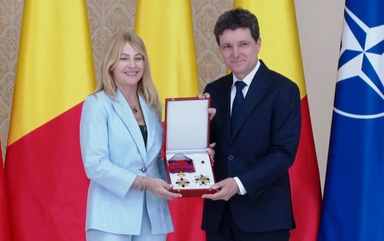 Nicușor Dan államfő kitüntette Nadia Comăneci sportolót a Cotroceni-palotában