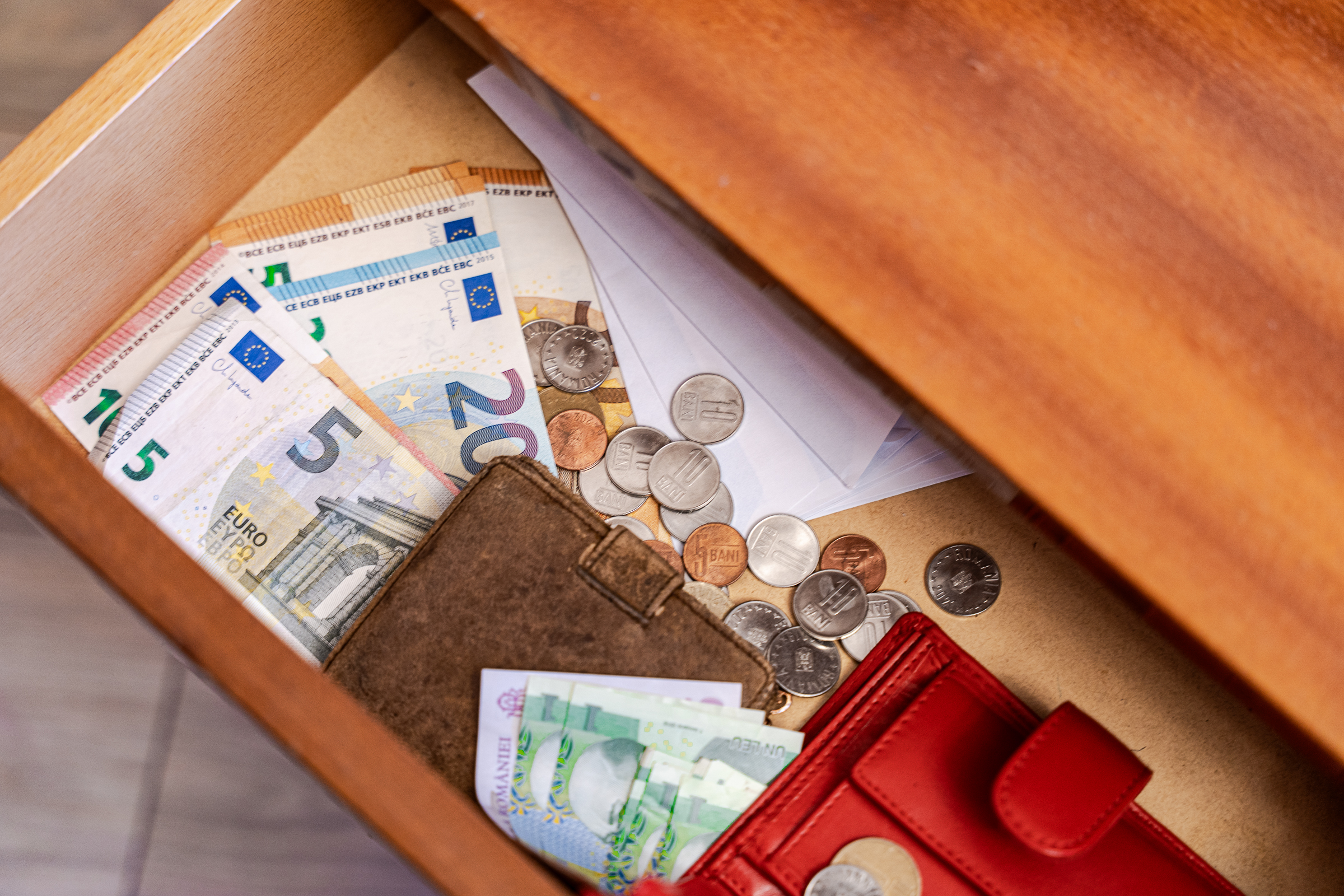 Tovább gyengült a lej az euróval szemben